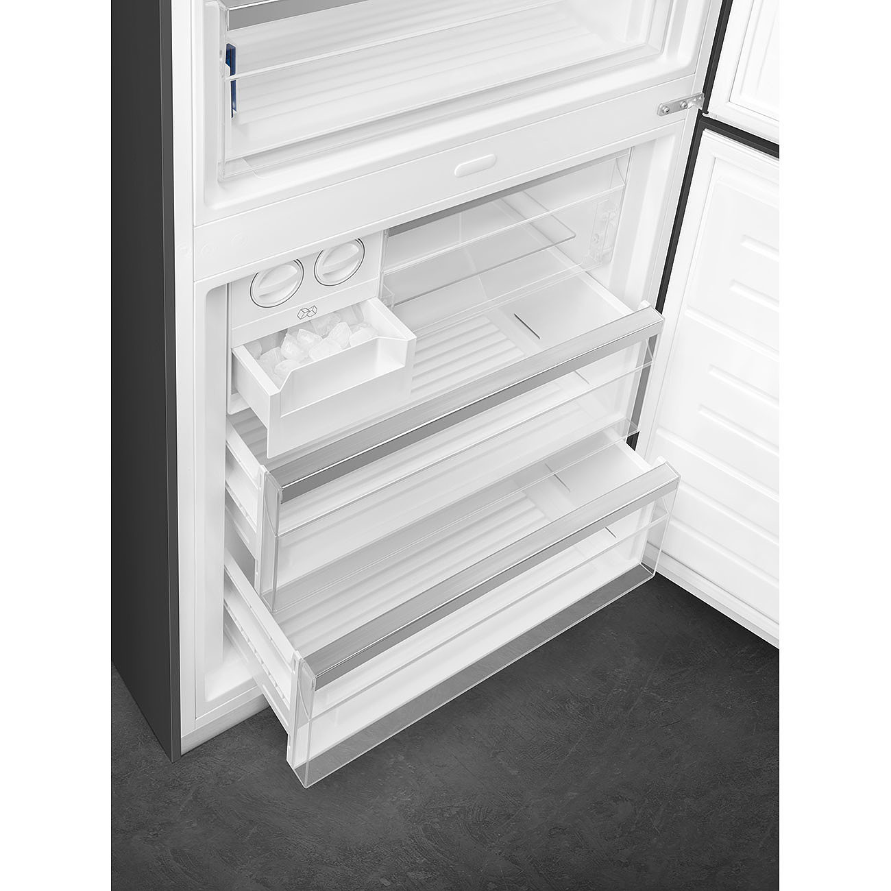 SMEG FA8005RAO5 Отдельностоящий холодильник, 70 см, антрацит, фурнитура латунная, петли справа